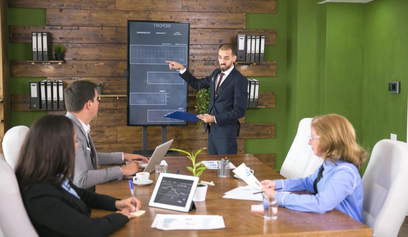Trading Arbeitsplatz mit mehreren Monitoren
